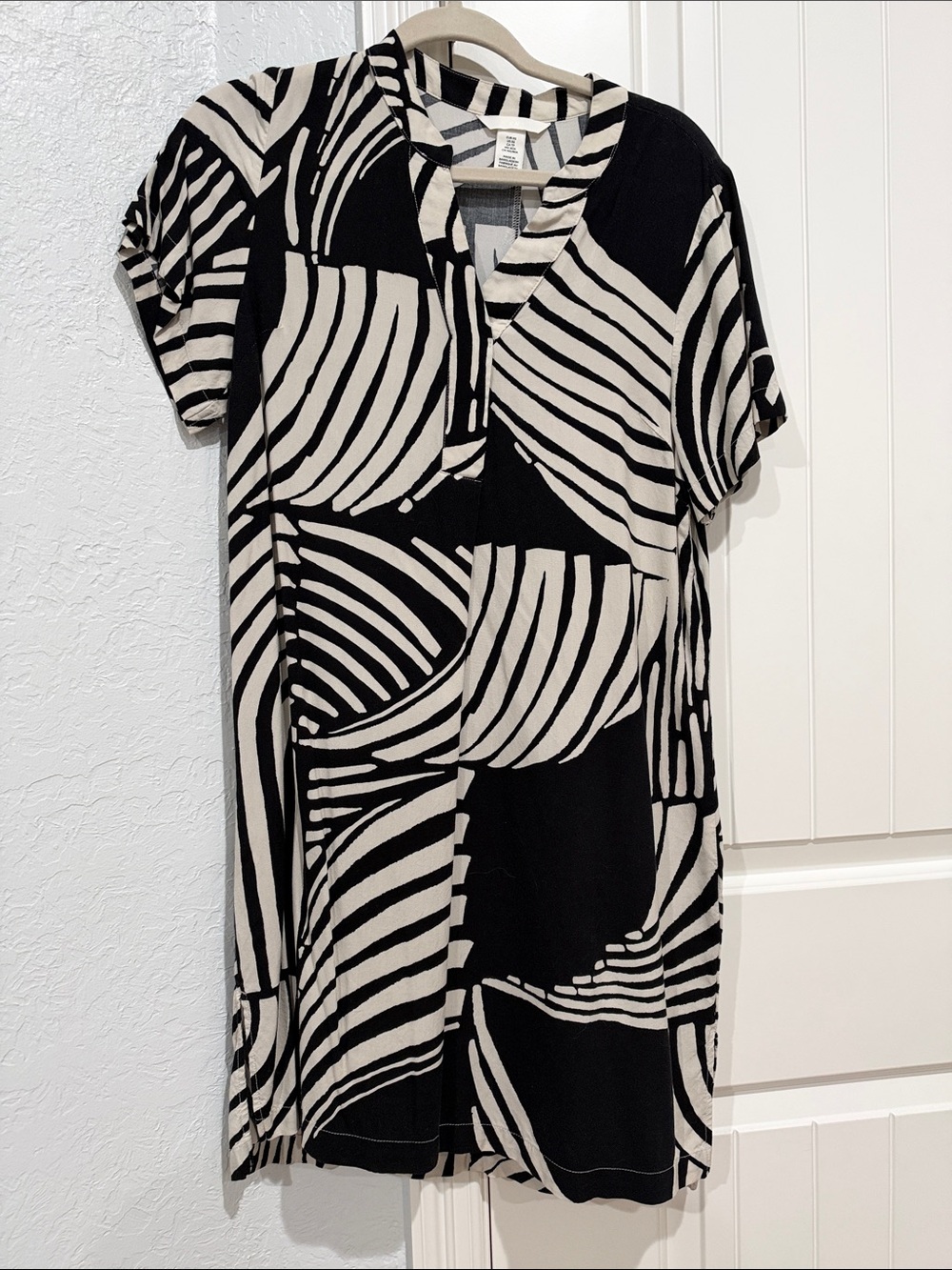 H&M Black & White Abstract V-Neck Short Sleeve Tunic